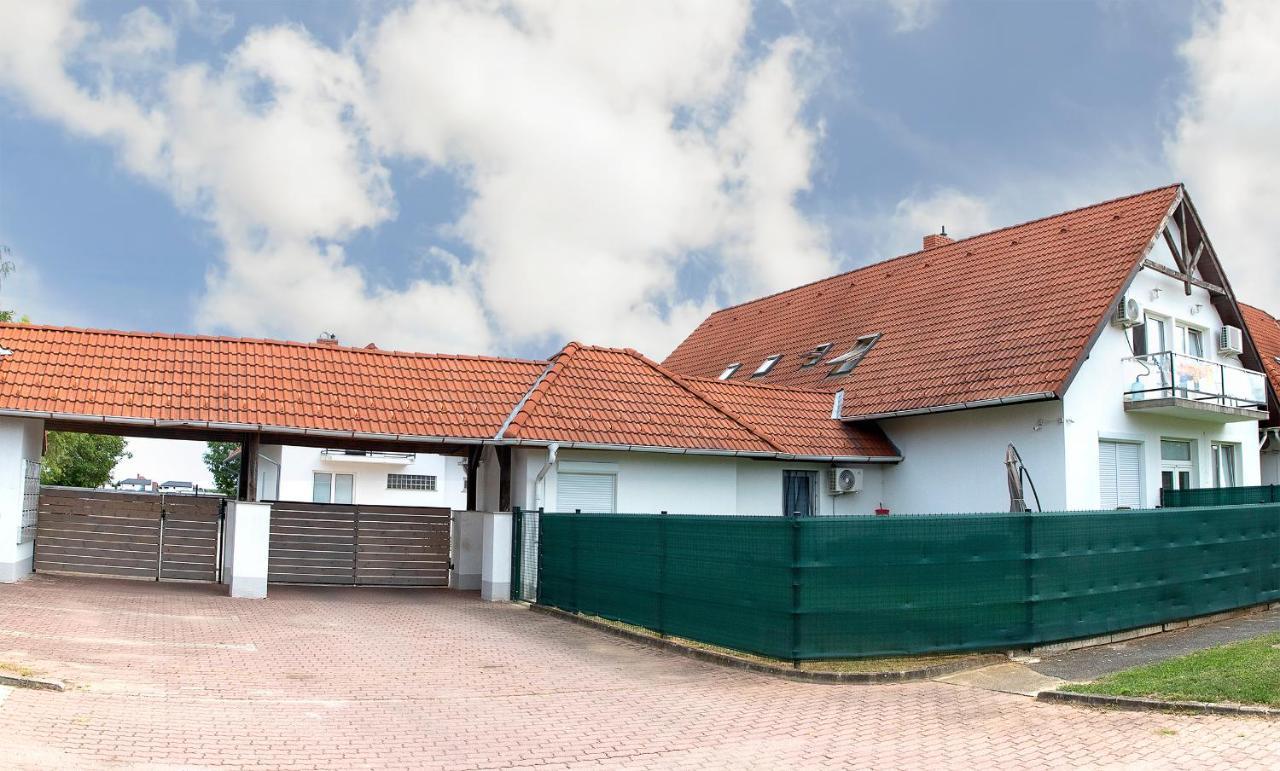Lux Apartman Buek Bagian luar foto