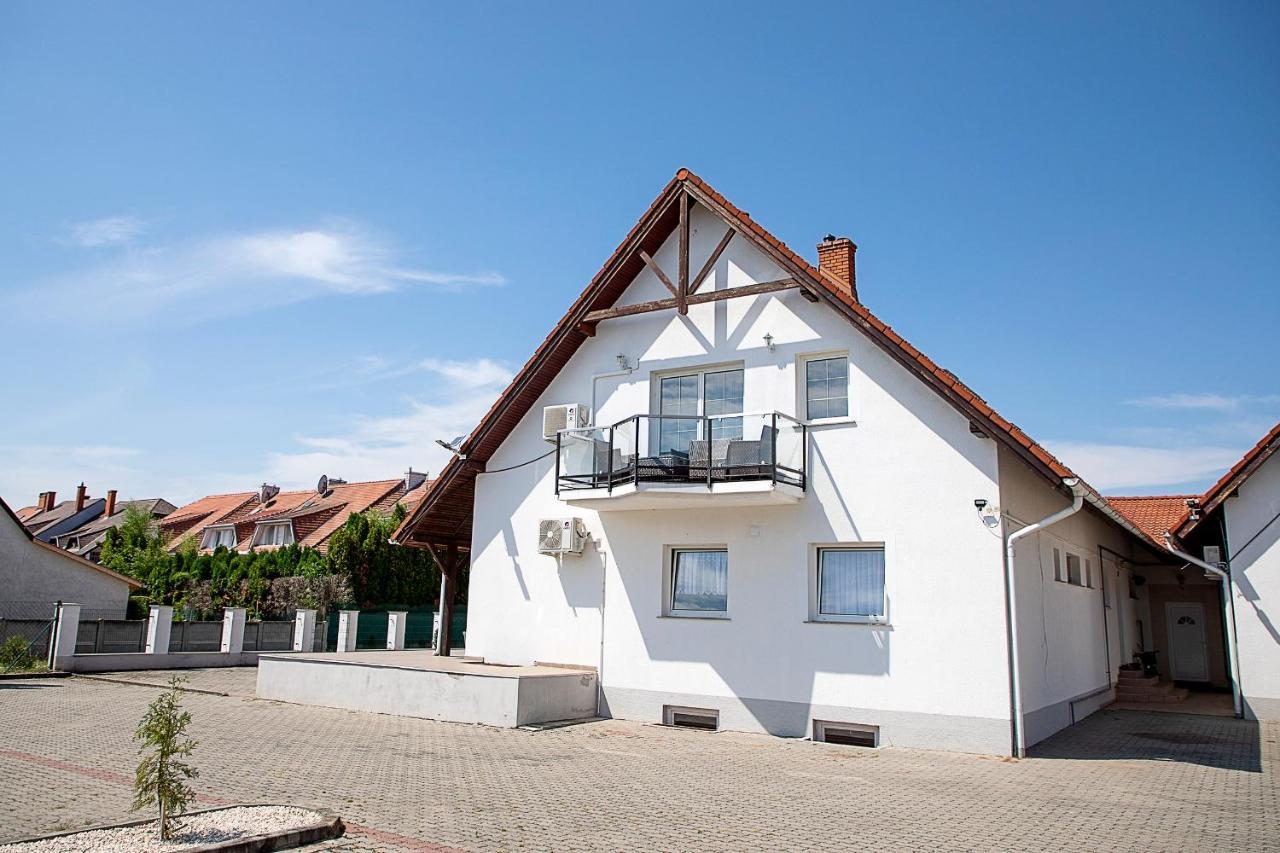 Lux Apartman Buek Bagian luar foto